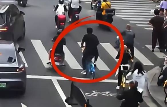 看着都疼<strong></p>
<p>理财钱包</strong>!上海街头一男子突然求助:10岁女儿被死死卡住!这个行为太危险→