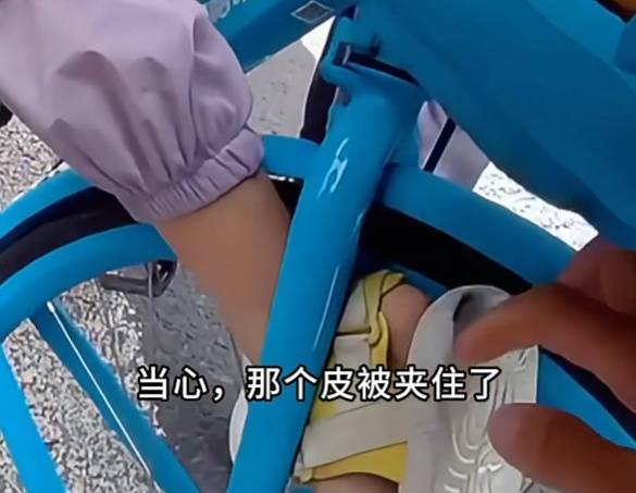 看着都疼<strong></p>
<p>理财钱包</strong>!上海街头一男子突然求助:10岁女儿被死死卡住!这个行为太危险→
