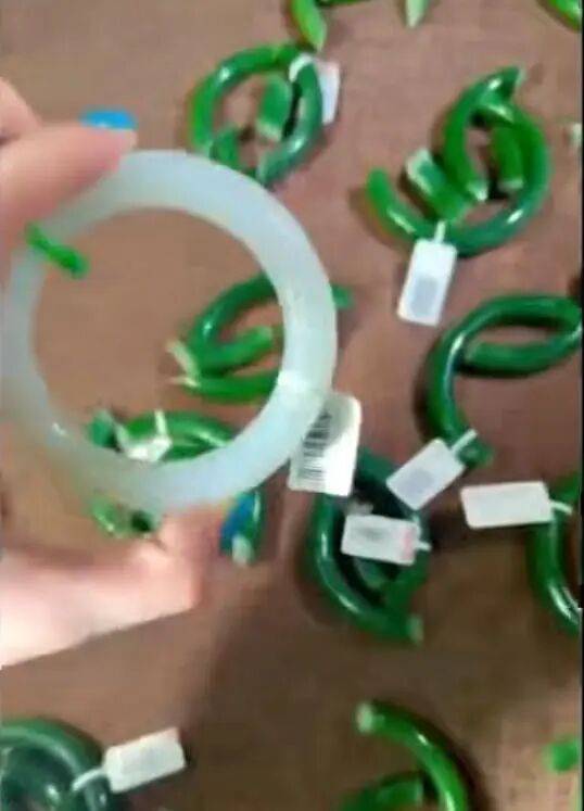 苏州一20岁店员不小心摔碎一盒玉镯损失百万<strong></p>
<p>理财钱包</strong>，老板未要赔偿安慰小伙别有压力