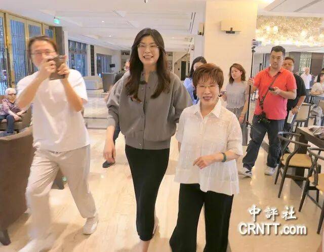 到底支持谁当党主席?当着郑丽文的面<strong></p>
<p>银行基金理财</strong>,洪秀柱说出了自己的答案