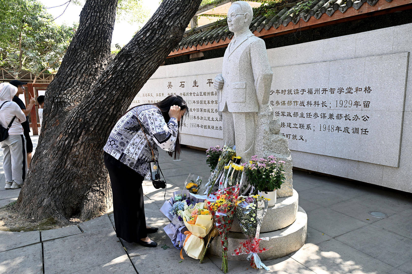 《沉默的荣耀》联合出品人:<strong></p>
<p>第一理财</strong>我们最终选择向真实深深鞠躬