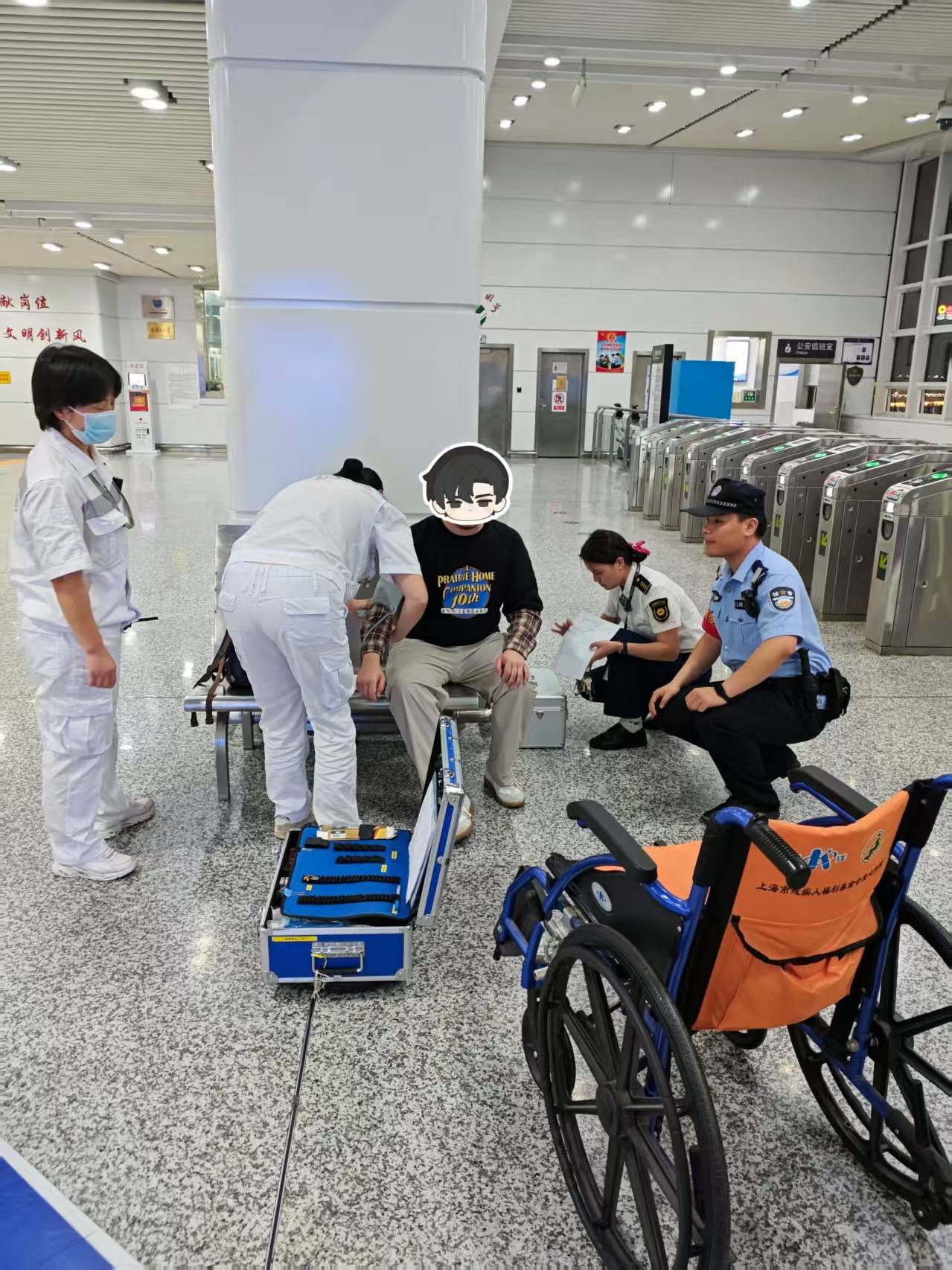 旅客长沙下飞机欲乘坐磁浮列车往城区找朋友<strong></p>
<p>第一理财</strong>，突发呼吸不畅，民警与医护人员接力救援