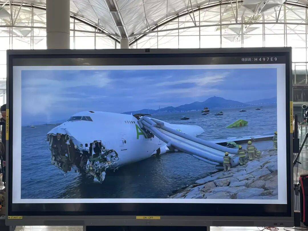 机身断成两截<strong></p>
<p>第一理财</strong>,2名遇难者在海下约7米处被找到,巡逻车在飞机跑道外被撞进海里,香港机场飞机坠海事故更多细节披露