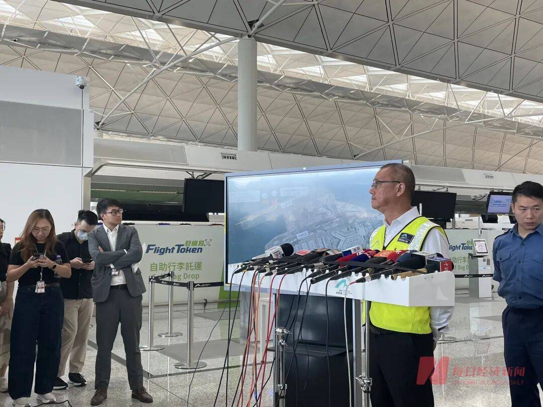 机身断成两截<strong></p>
<p>第一理财</strong>,2名遇难者在海下约7米处被找到,巡逻车在飞机跑道外被撞进海里,香港机场飞机坠海事故更多细节披露