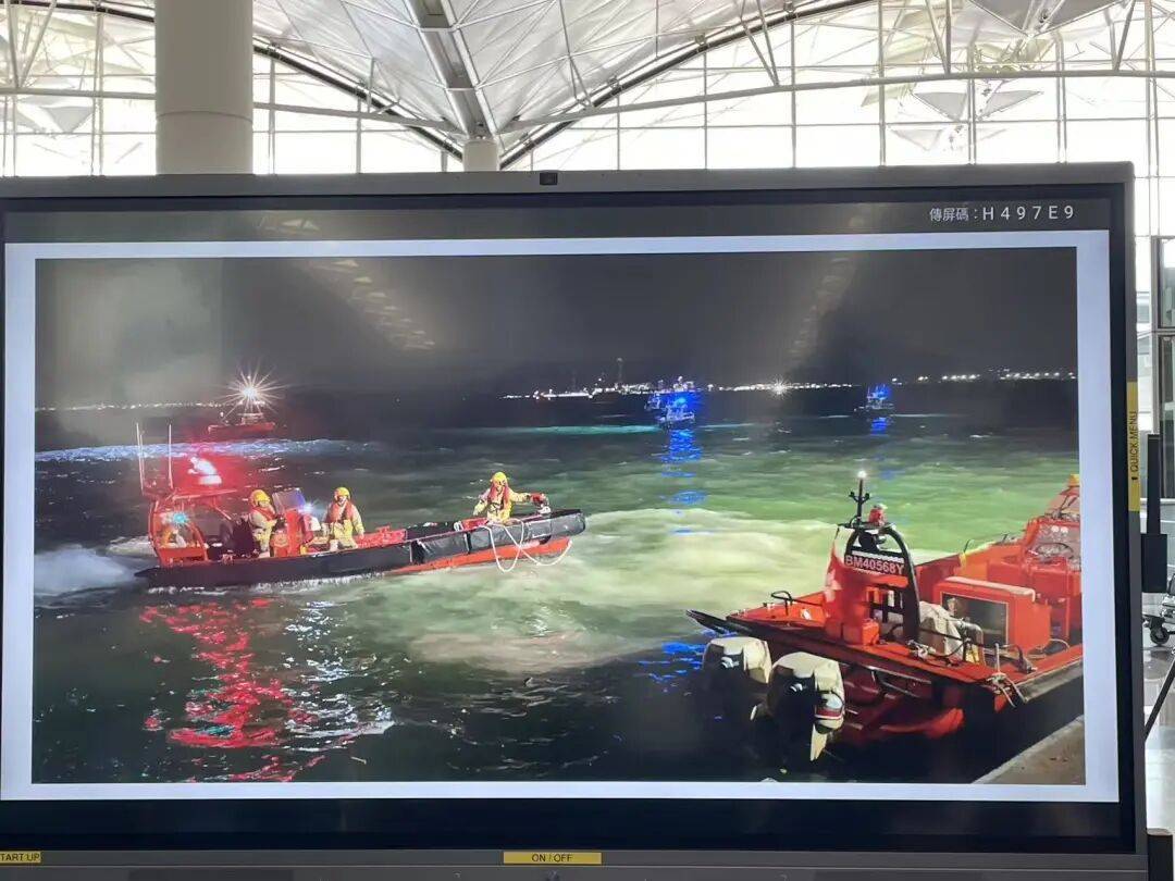 机身断成两截<strong></p>
<p>第一理财</strong>,2名遇难者在海下约7米处被找到,巡逻车在飞机跑道外被撞进海里,香港机场飞机坠海事故更多细节披露