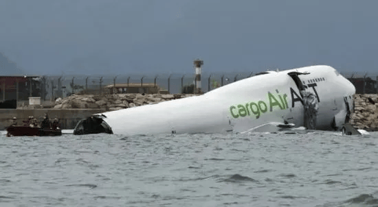 机身断成两截<strong></p>
<p>第一理财</strong>,2名遇难者在海下约7米处被找到,巡逻车在飞机跑道外被撞进海里,香港机场飞机坠海事故更多细节披露