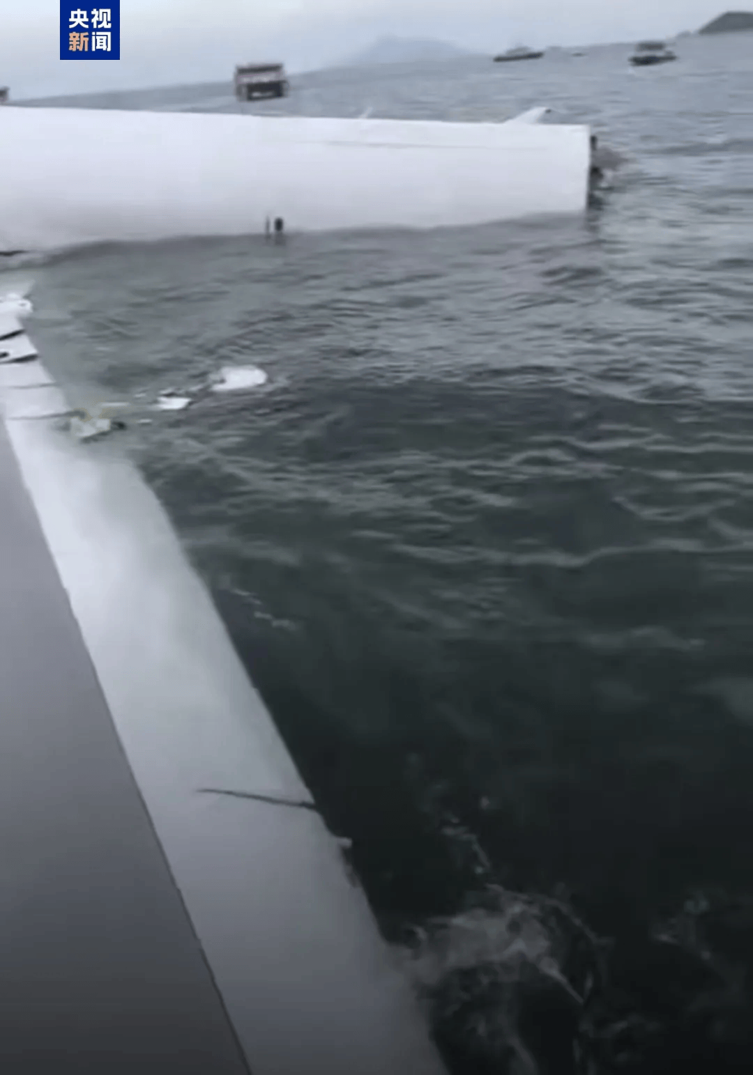 机身断成两截<strong></p>
<p>第一理财</strong>,2名遇难者在海下约7米处被找到,巡逻车在飞机跑道外被撞进海里,香港机场飞机坠海事故更多细节披露