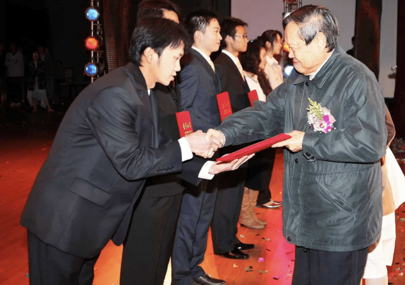 杨振宁为什么连续32年担任东莞理工学院名誉校长<strong></p>
<p>第一理财</strong>?