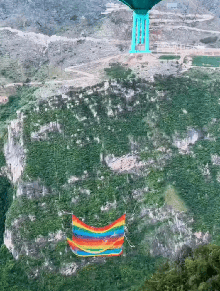 贵州花江峡谷大桥无绳蹦极引热议<strong></p>
<p>第一理财</strong>,工作人员:20-50米高度自选,下方有160㎡安全网接住