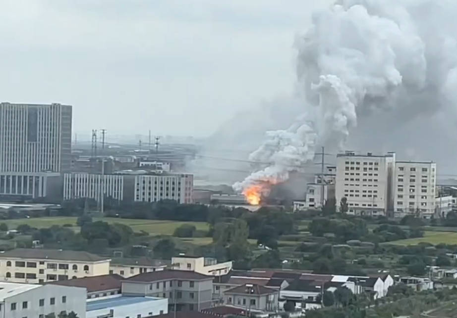 江苏一化工厂发生火灾<strong></p>
<p>第一理财</strong>,现场燃起冲天浓烟街道被烟雾笼罩,当地:将通报,未致人员伤亡