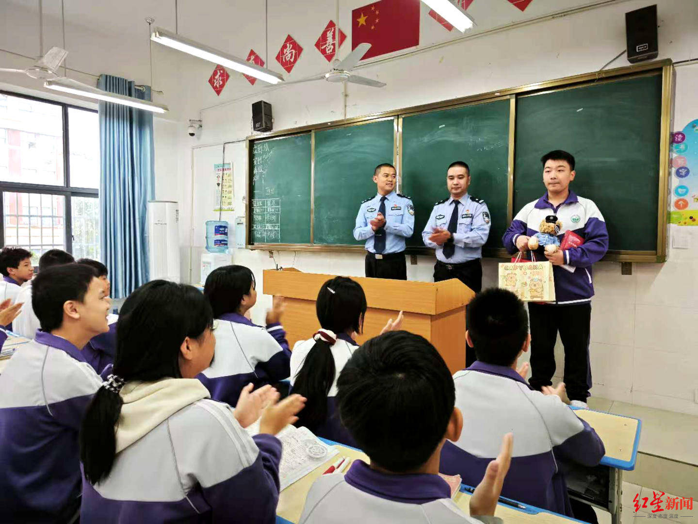 初二男生捡到1.4万余元现金<strong></p>
<p>深圳理财</strong>,淡定拍视频后报警物归失主,民警送“奖”到校园