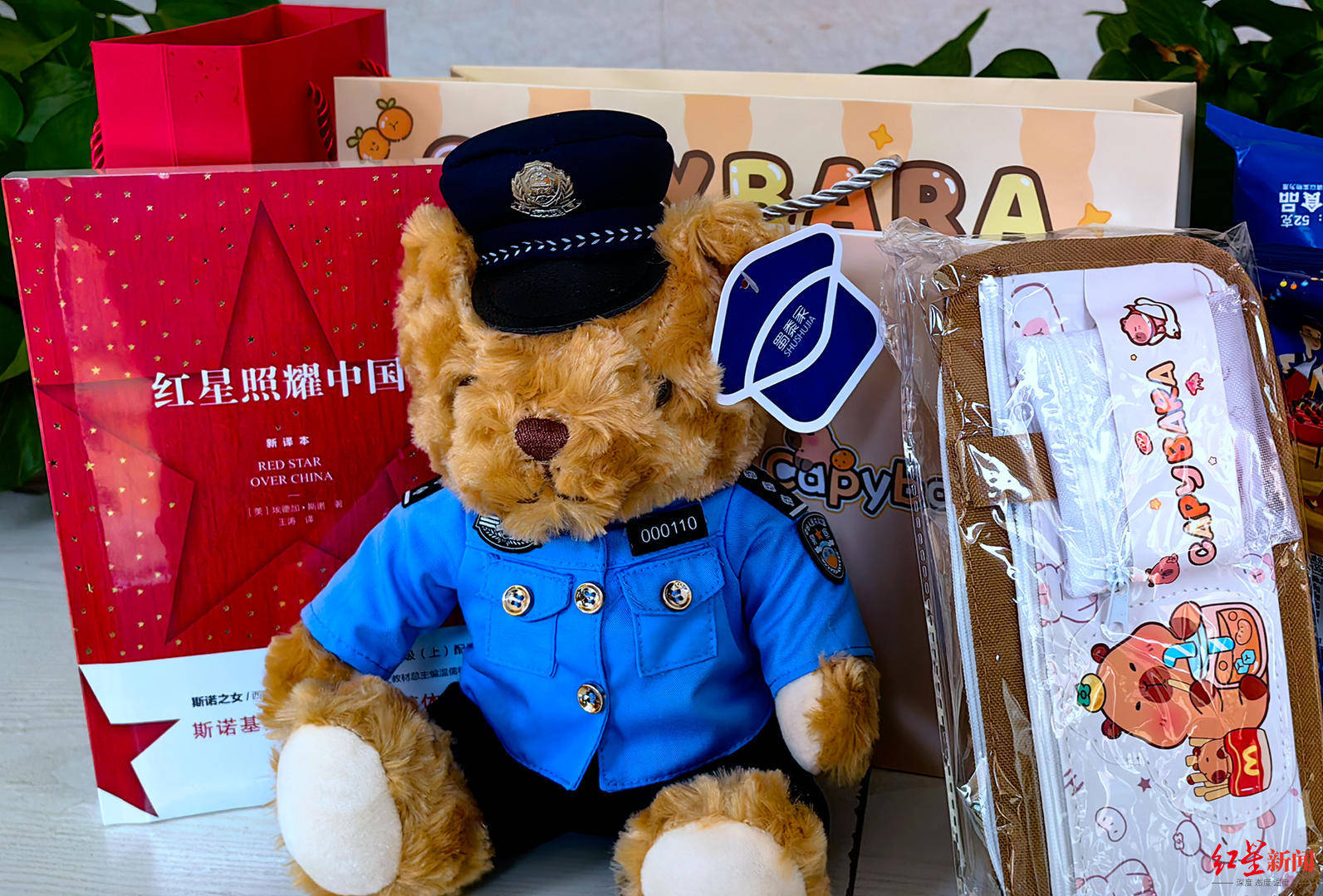 初二男生捡到1.4万余元现金<strong></p>
<p>深圳理财</strong>,淡定拍视频后报警物归失主,民警送“奖”到校园