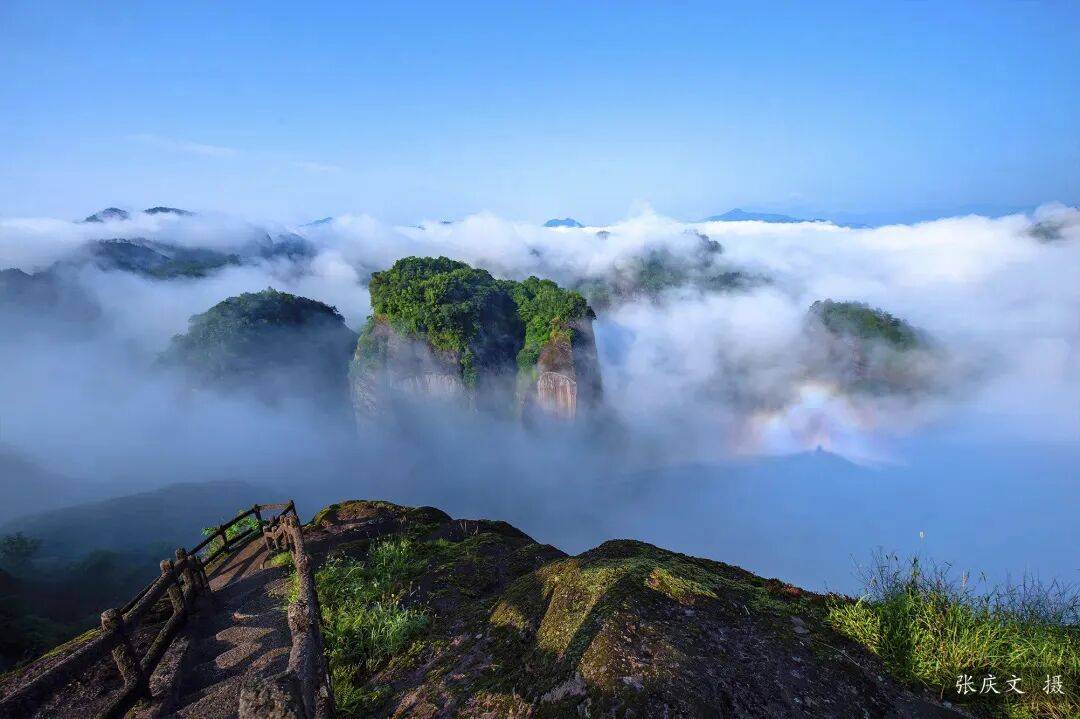 为什么年轻人迷上了爬山? | 秋高气爽<strong></p>
<p>深圳理财</strong>,是时候出发了→