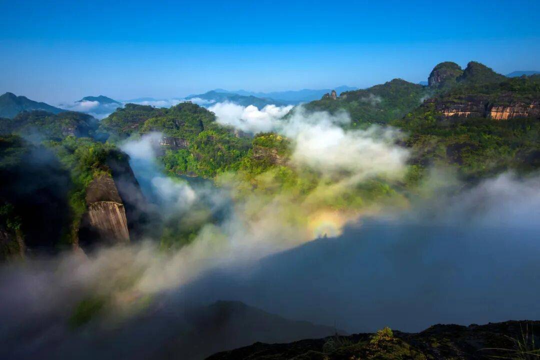 为什么年轻人迷上了爬山? | 秋高气爽<strong></p>
<p>深圳理财</strong>,是时候出发了→