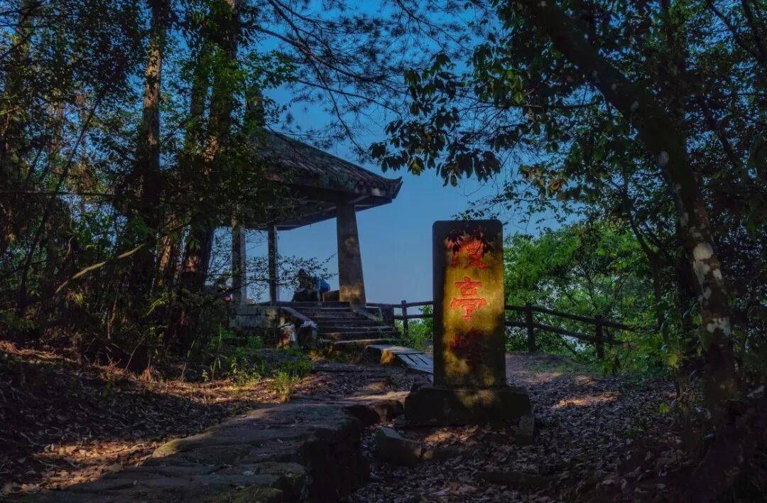 为什么年轻人迷上了爬山? | 秋高气爽<strong></p>
<p>深圳理财</strong>,是时候出发了→