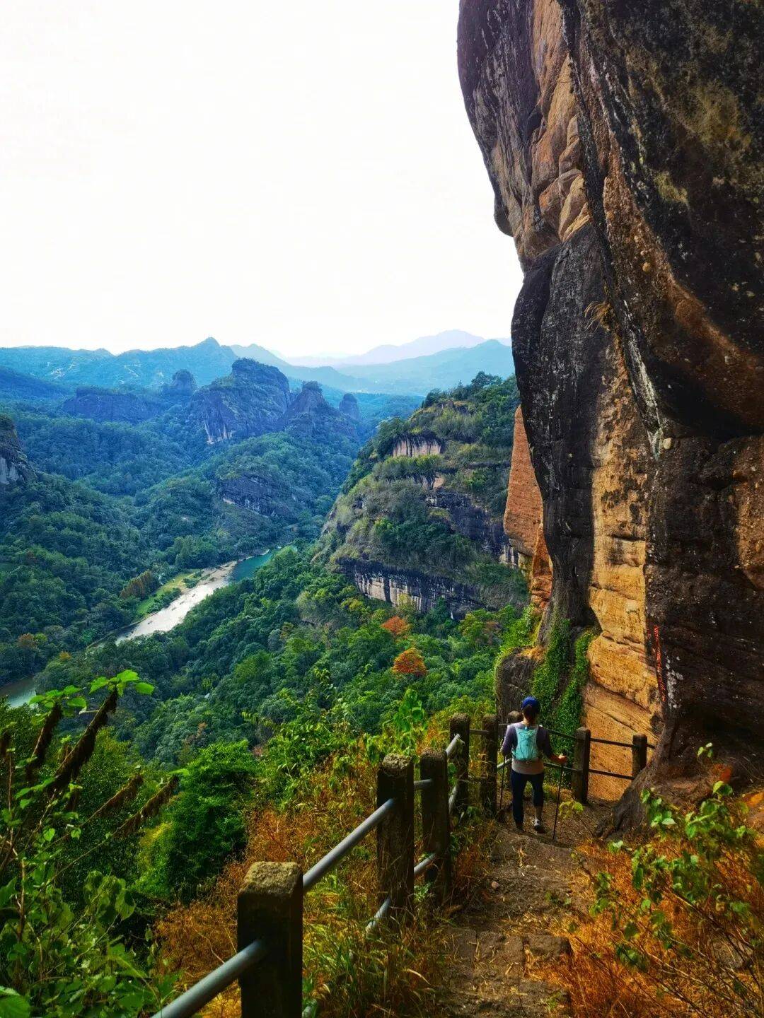 为什么年轻人迷上了爬山? | 秋高气爽<strong></p>
<p>深圳理财</strong>,是时候出发了→