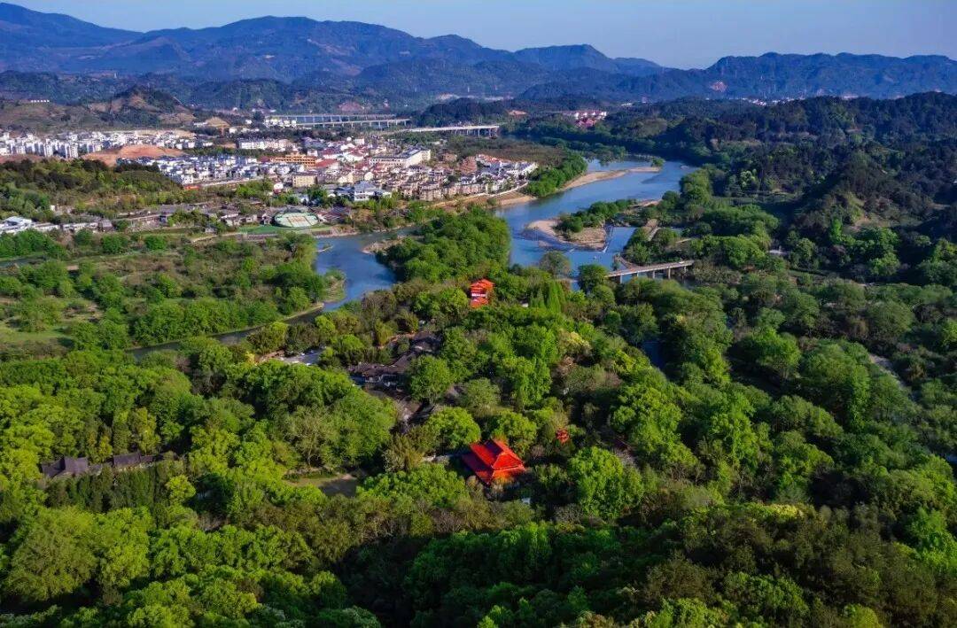 为什么年轻人迷上了爬山? | 秋高气爽<strong></p>
<p>深圳理财</strong>,是时候出发了→