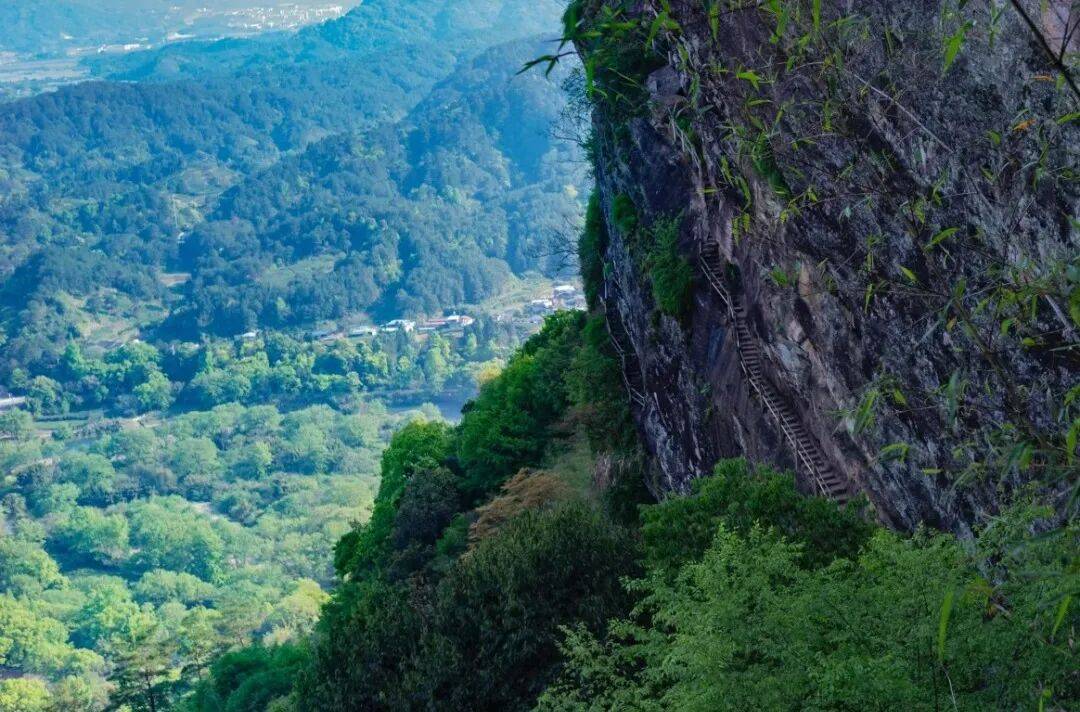 为什么年轻人迷上了爬山? | 秋高气爽<strong></p>
<p>深圳理财</strong>,是时候出发了→