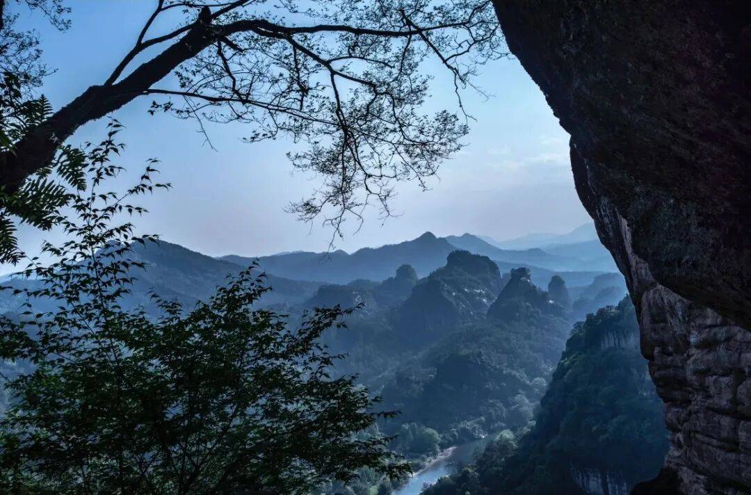 为什么年轻人迷上了爬山? | 秋高气爽<strong></p>
<p>深圳理财</strong>,是时候出发了→