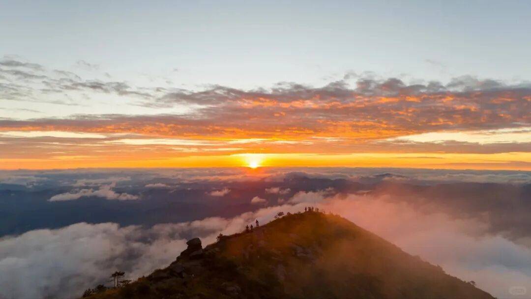 为什么年轻人迷上了爬山? | 秋高气爽<strong></p>
<p>深圳理财</strong>,是时候出发了→