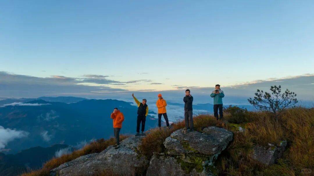为什么年轻人迷上了爬山? | 秋高气爽<strong></p>
<p>深圳理财</strong>,是时候出发了→