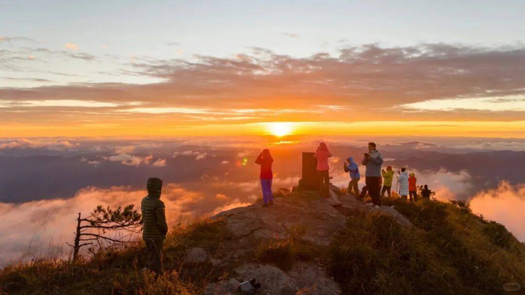 为什么年轻人迷上了爬山? | 秋高气爽<strong></p>
<p>深圳理财</strong>,是时候出发了→