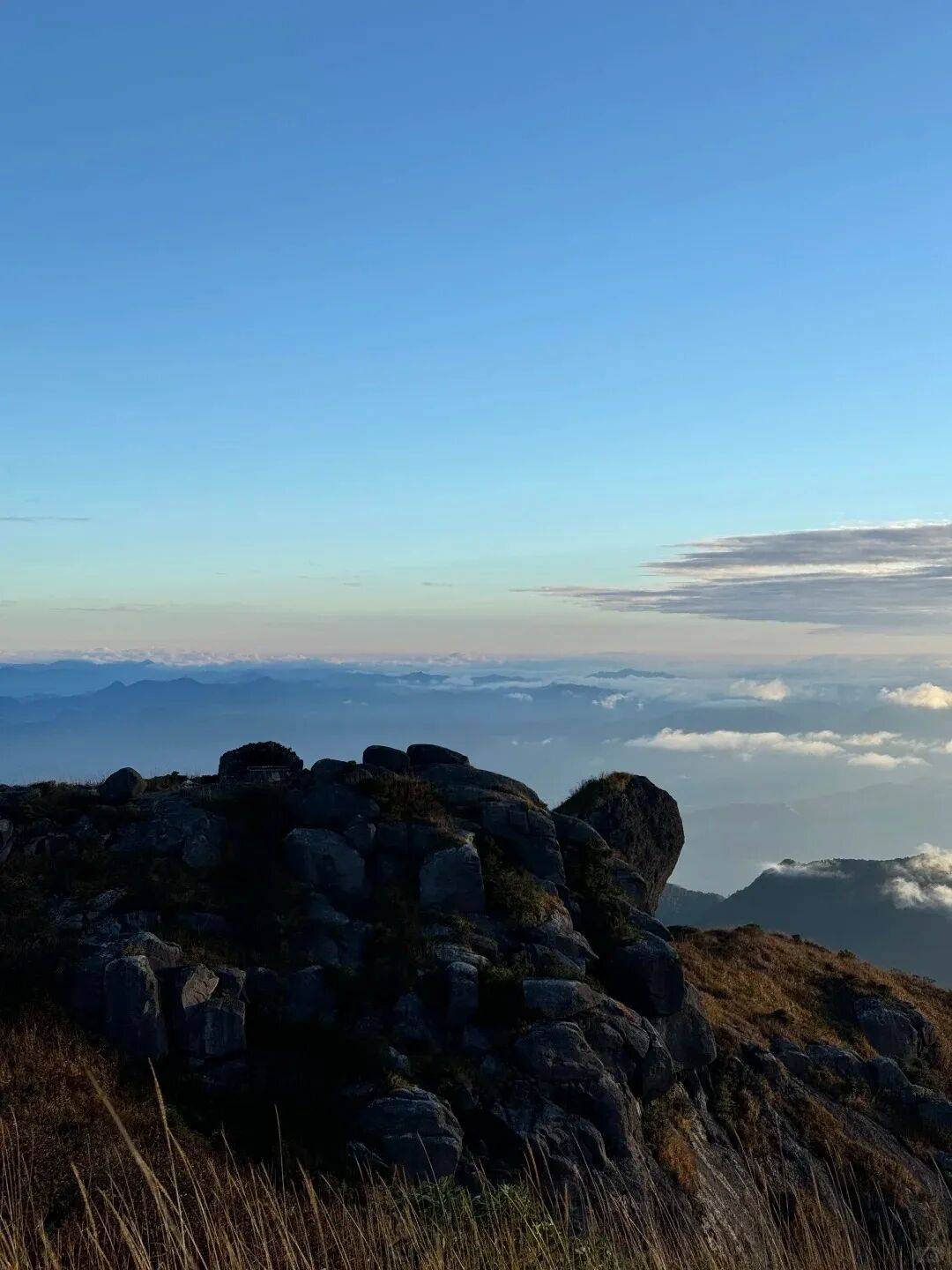 为什么年轻人迷上了爬山? | 秋高气爽<strong></p>
<p>深圳理财</strong>,是时候出发了→