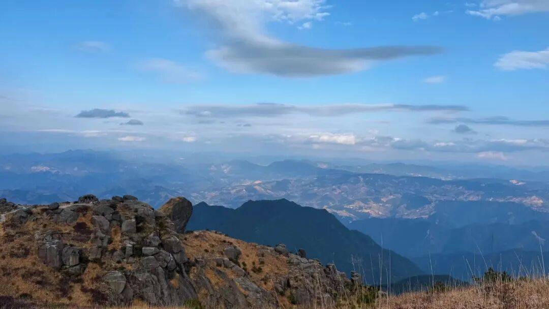 为什么年轻人迷上了爬山? | 秋高气爽<strong></p>
<p>深圳理财</strong>,是时候出发了→