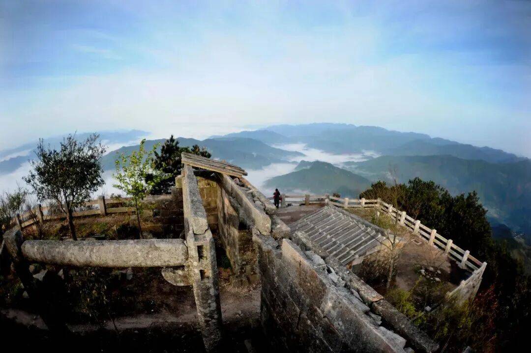 为什么年轻人迷上了爬山? | 秋高气爽<strong></p>
<p>深圳理财</strong>,是时候出发了→