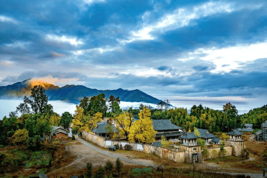 为什么年轻人迷上了爬山? | 秋高气爽<strong></p>
<p>深圳理财</strong>,是时候出发了→