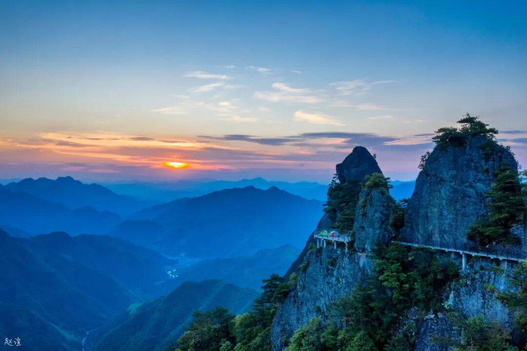 为什么年轻人迷上了爬山? | 秋高气爽<strong></p>
<p>深圳理财</strong>,是时候出发了→