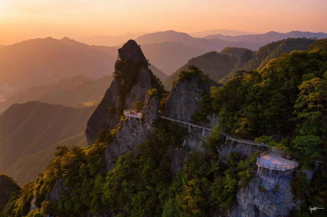 为什么年轻人迷上了爬山? | 秋高气爽<strong></p>
<p>深圳理财</strong>,是时候出发了→