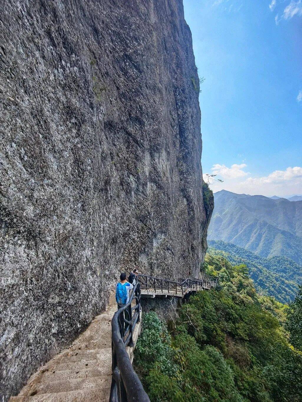 为什么年轻人迷上了爬山? | 秋高气爽<strong></p>
<p>深圳理财</strong>,是时候出发了→