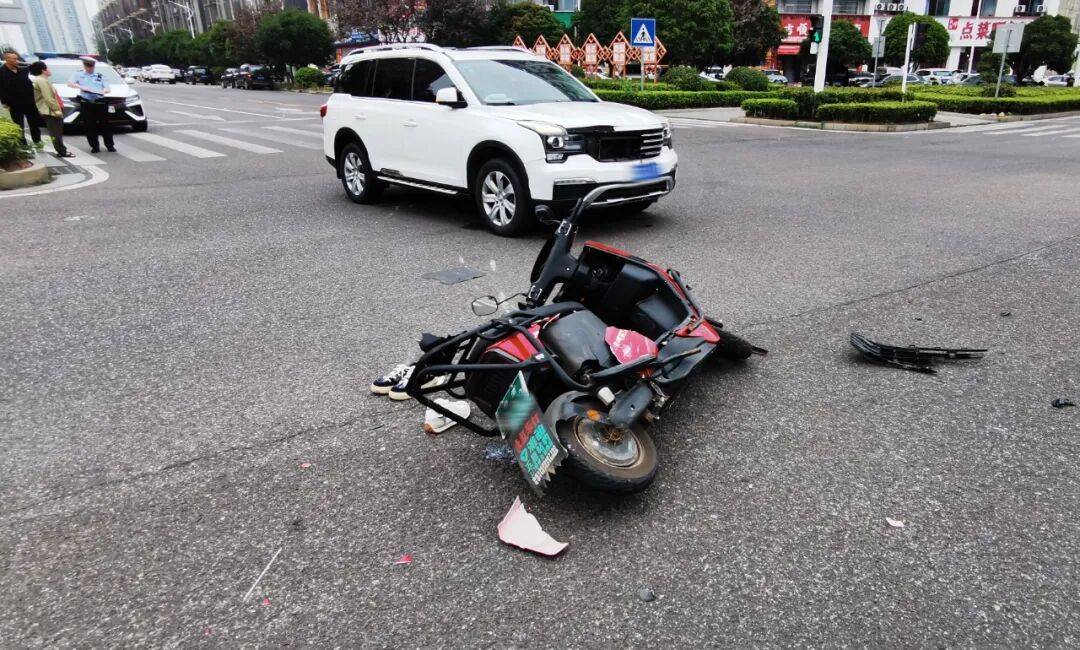 湖南湘潭一女生骑车闯红灯<strong></p>
<p>钱包理财</strong>,骨折、肝破裂…