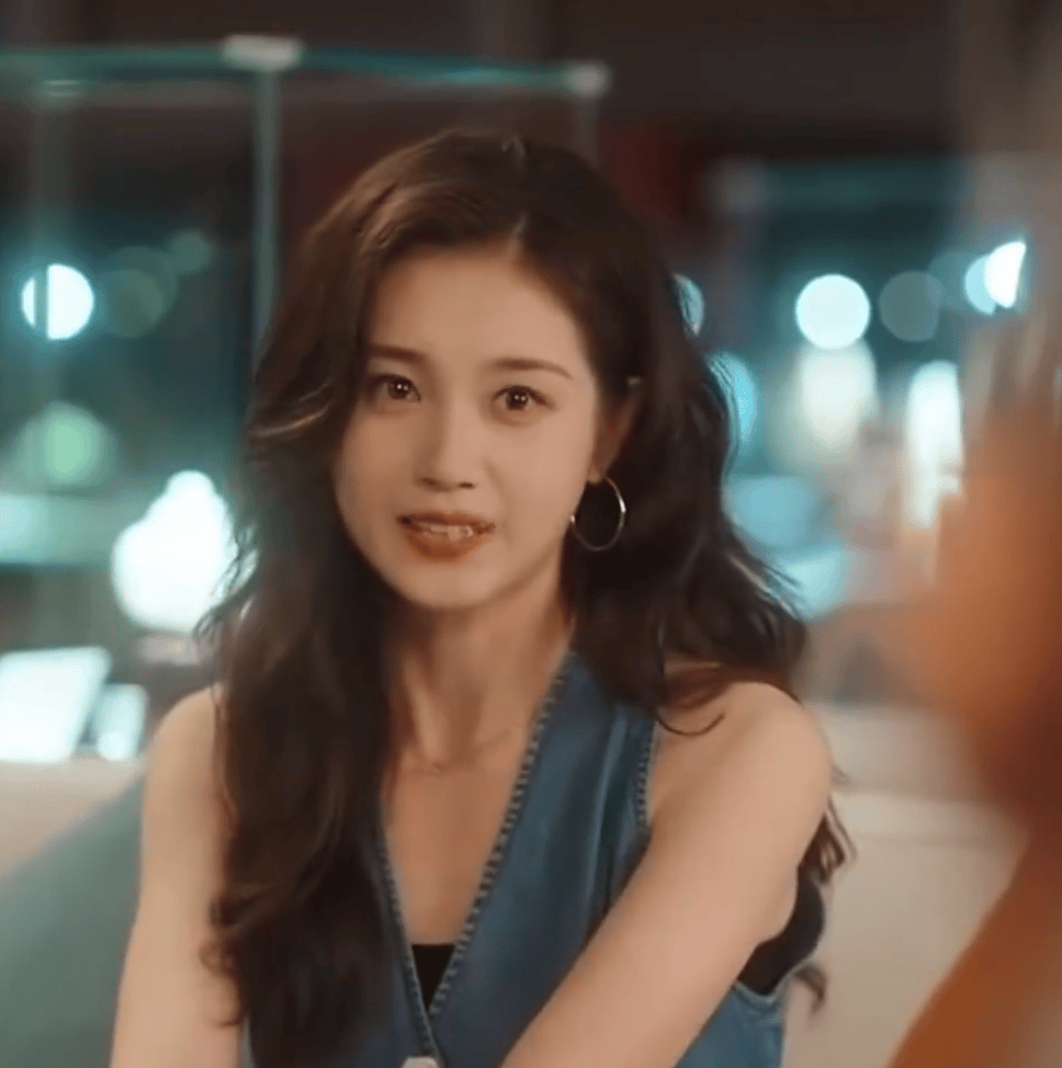 边看狗血剧情边种草“女主同款”，短剧也开始变现了？