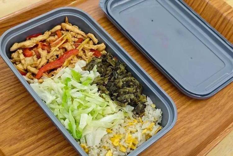 国铁成都局推出17元高铁盒饭:门店现炒<strong></p>
<p>银行理财基金</strong>,送餐到座