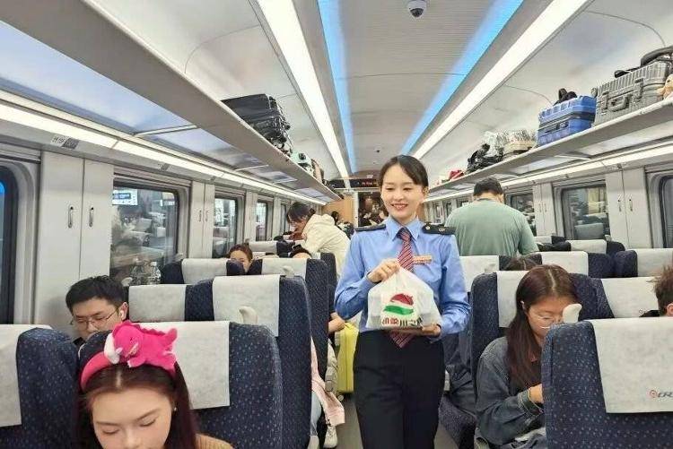 国铁成都局推出17元高铁盒饭:门店现炒<strong></p>
<p>银行理财基金</strong>,送餐到座