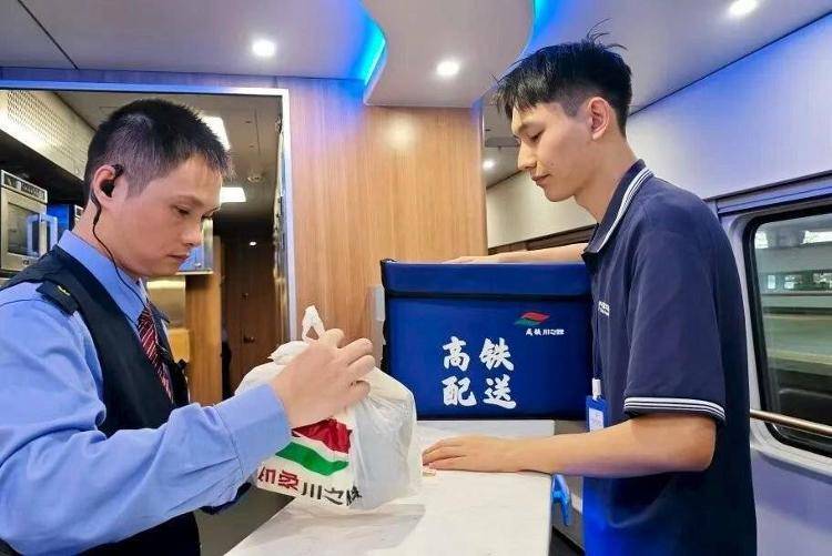 国铁成都局推出17元高铁盒饭:门店现炒<strong></p>
<p>银行理财基金</strong>,送餐到座