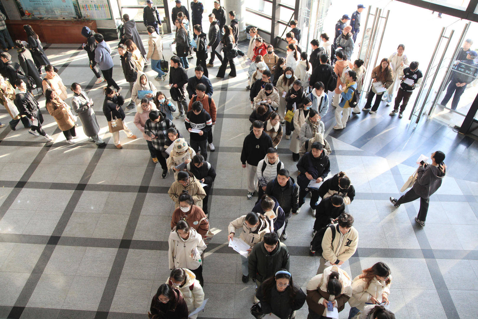 打破“35岁门槛”的首次国考:报名人数超350万创新高<strong></p>
<p>银行理财基金</strong>,前十岗位3个为税务系统