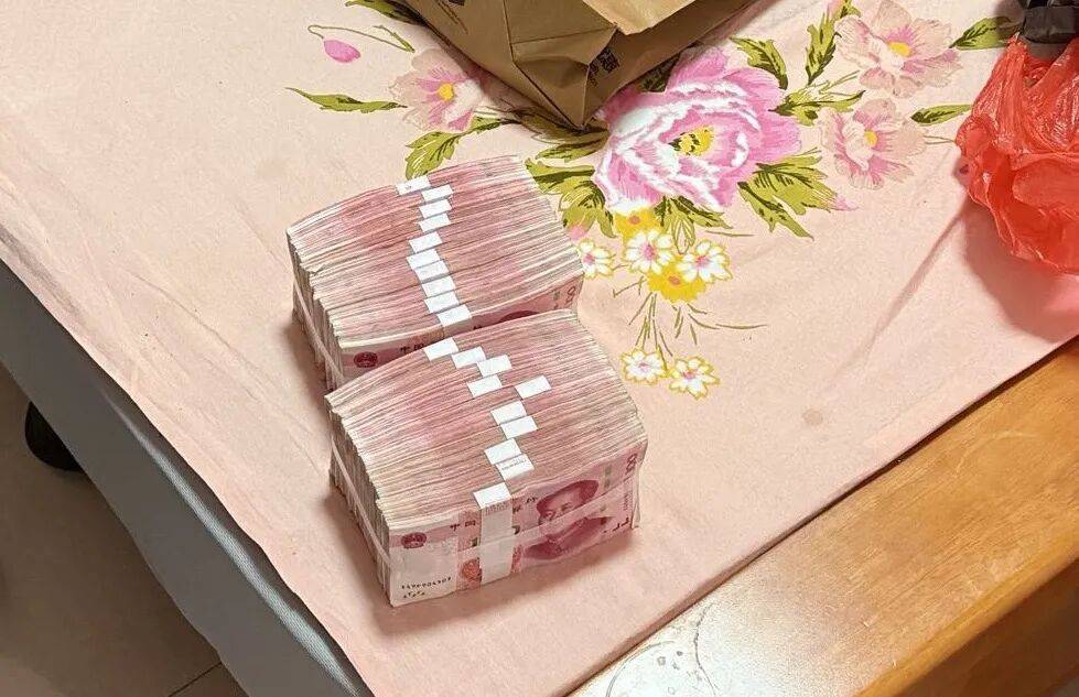 女子紧攥20万现金大哭:我自己的钱<strong></p>
<p>红包理财</strong>,还不能自由支配?