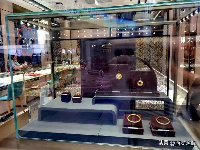 午后突发,黄金再度大跳水,现货黄金一度大跌1.92%<strong></p>
<p>红包理财</strong>。