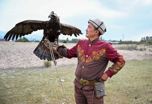 青年说 | 到中亚<strong></p>
<p>商业银行理财</strong>,奔赴一场激动人心的“探秘”