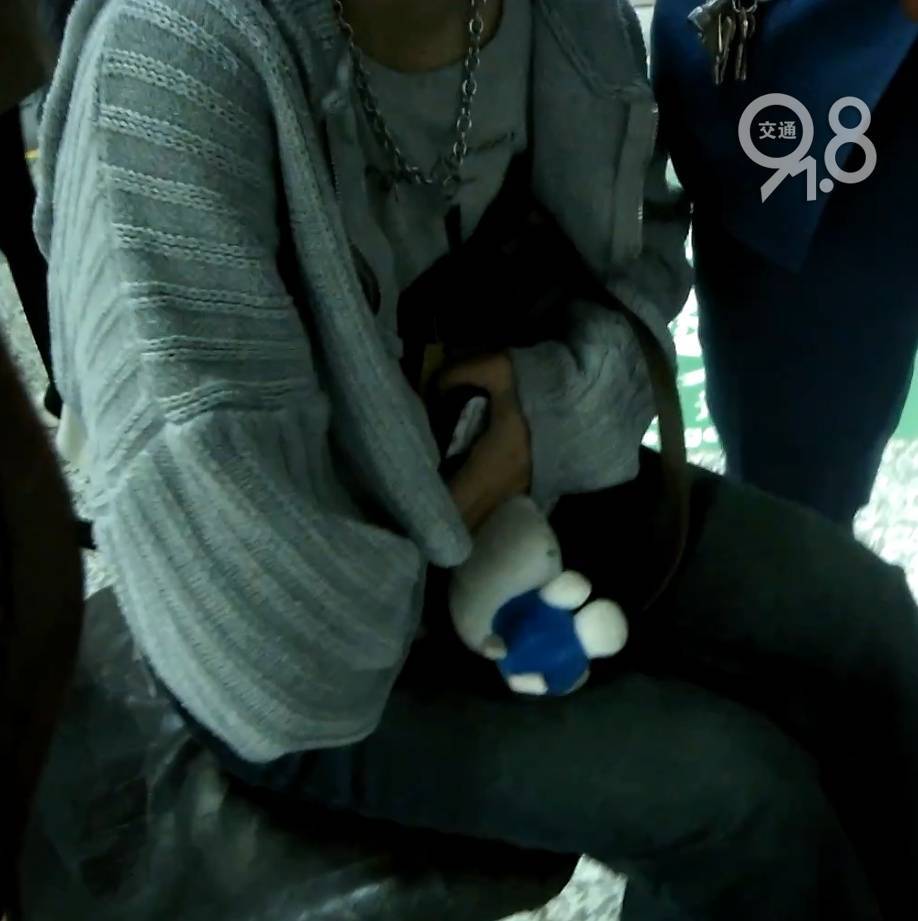 杭州地铁内<strong></p>
<p>理财吧</strong>,女乘客突然崩溃大哭!紧接着……这一幕被拍下