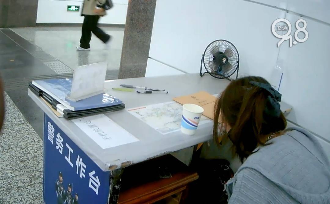 杭州地铁内<strong></p>
<p>理财吧</strong>,女乘客突然崩溃大哭!紧接着……这一幕被拍下