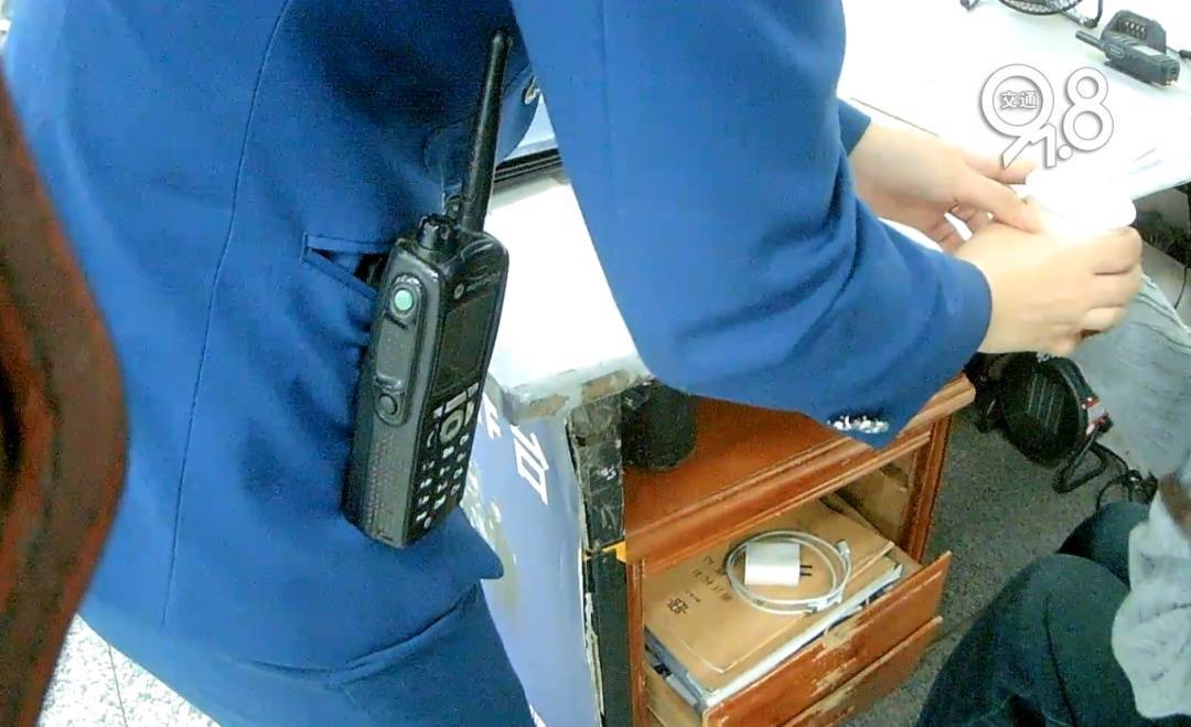 杭州地铁内<strong></p>
<p>理财吧</strong>,女乘客突然崩溃大哭!紧接着……这一幕被拍下