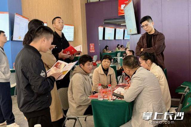 700余名退役军人及军属长沙求职<strong></p>
<p>理财群</strong>,165人达成意向