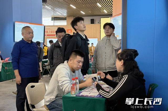 700余名退役军人及军属长沙求职<strong></p>
<p>理财群</strong>,165人达成意向