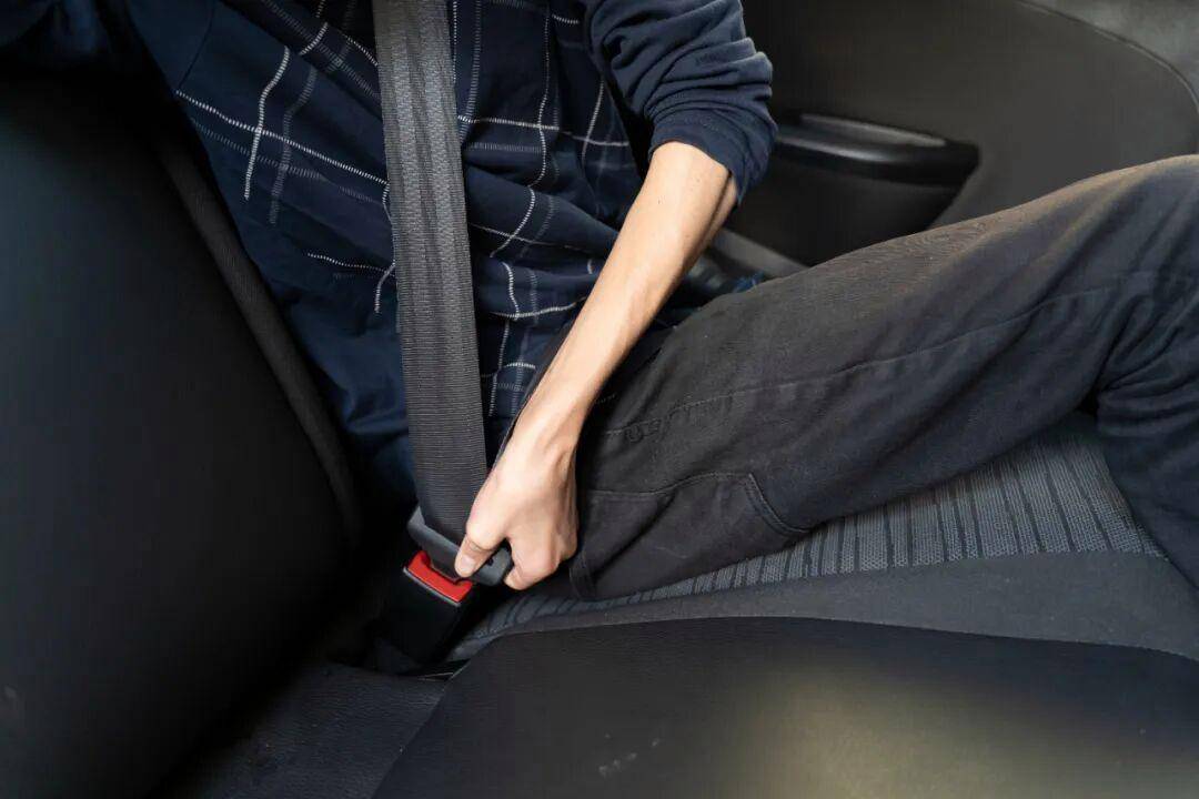 死亡率翻倍!后排乘客不系安全带<strong></p>
<p>理财群</strong>,危险且违法