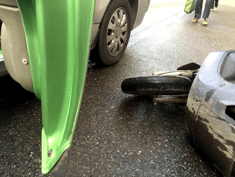 遭遇“开门杀”<strong></p>
<p>老人理财</strong>，保险公司拒赔怎么办？最高法拟出台司法解释，律师解读