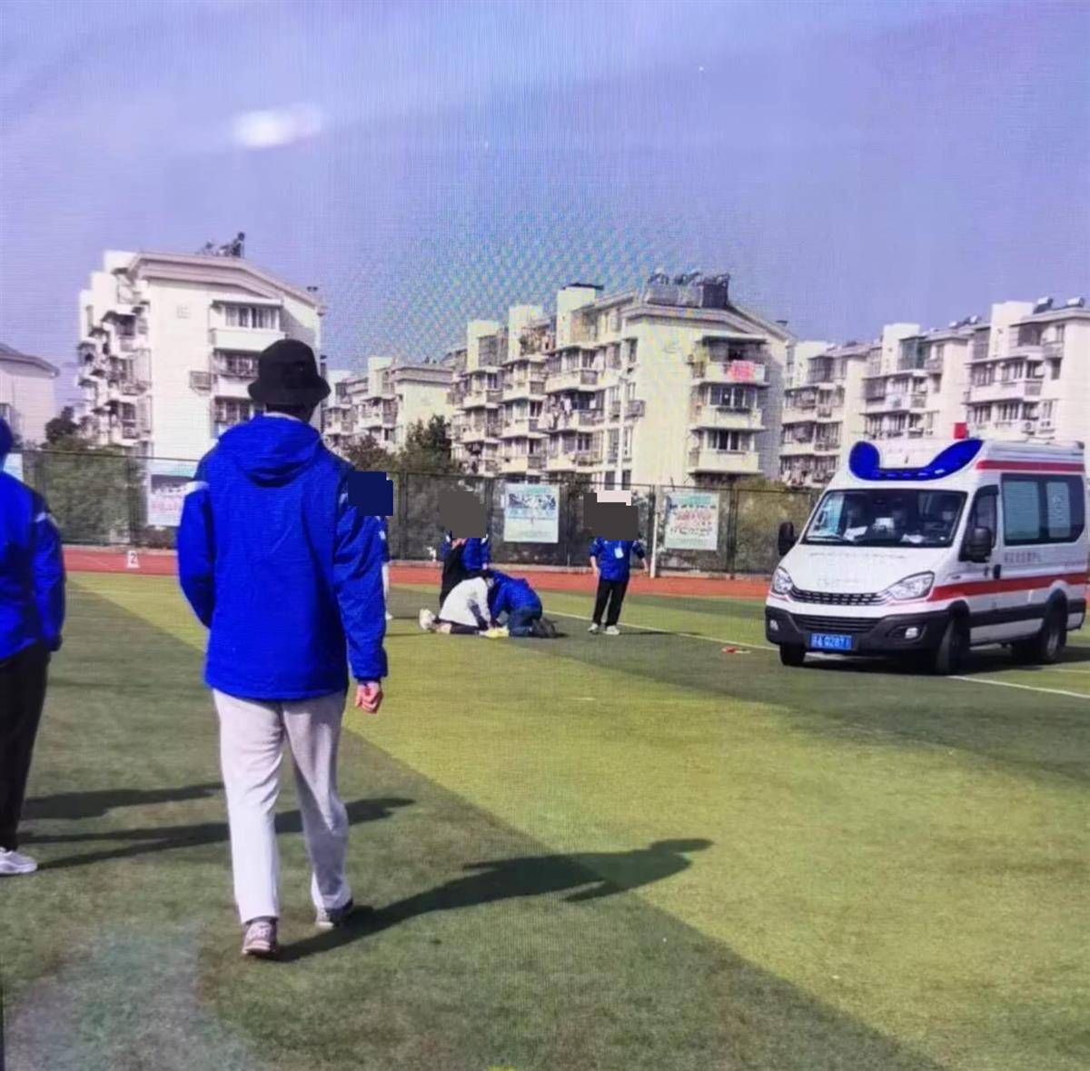 南京一学生在运动会上跑200米时倒地去世<strong></p>
<p>1万理财</strong>,官方:深感痛心,已与亲属沟通妥善处理